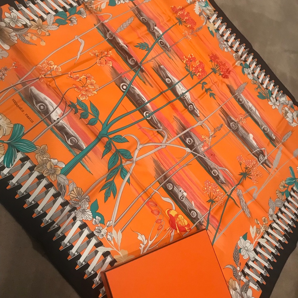 Brand new, never worn Hermès scarf - Picture 2 of 7